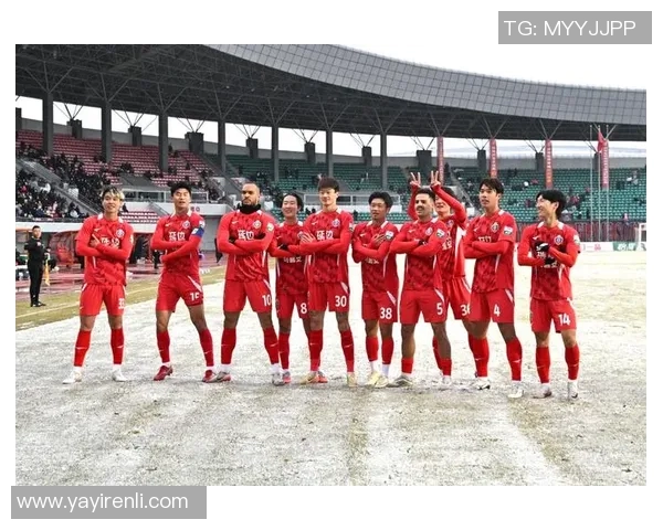 足球明星们的魅力瞬间与激情氛围感照片展现球场的热血与梦想 足球明星们的魅力瞬间与激情氛围感照片展现球场的热血与梦想